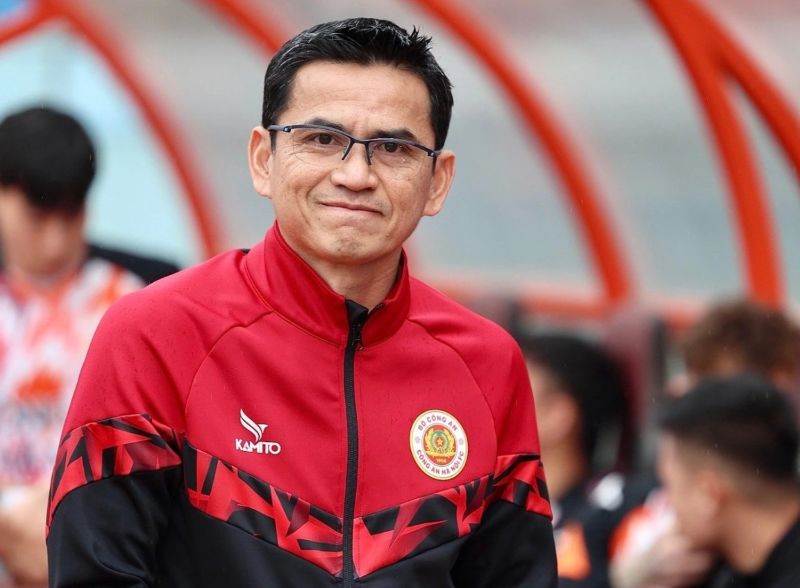 Kiatisuk Senamuang: Cây cầu nối bóng đá Đông Nam Á suốt hơn hai thập kỷ